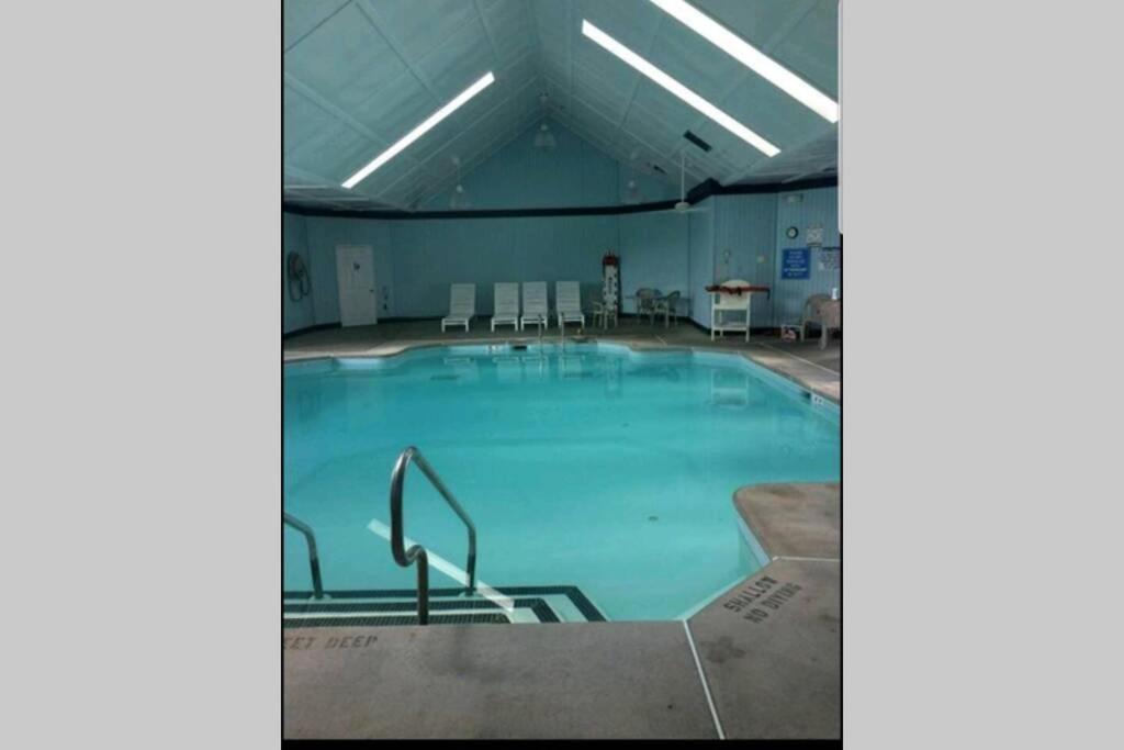 *Amenity-Filled Waterfront Oasis @Saw Creek Estates Near Waterfalls And Hiking* East Stroudsburg Exterior photo