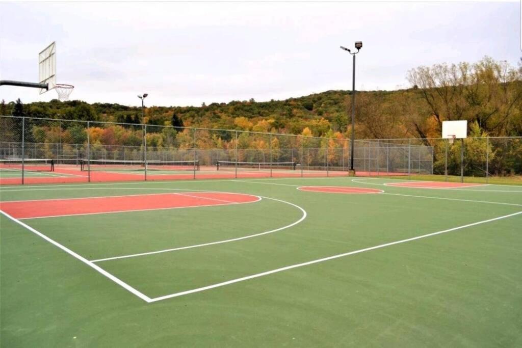 *Amenity-Filled Waterfront Oasis @Saw Creek Estates Near Waterfalls And Hiking* East Stroudsburg Exterior photo