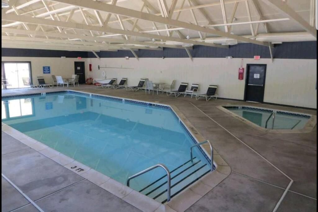*Amenity-Filled Waterfront Oasis @Saw Creek Estates Near Waterfalls And Hiking* East Stroudsburg Exterior photo