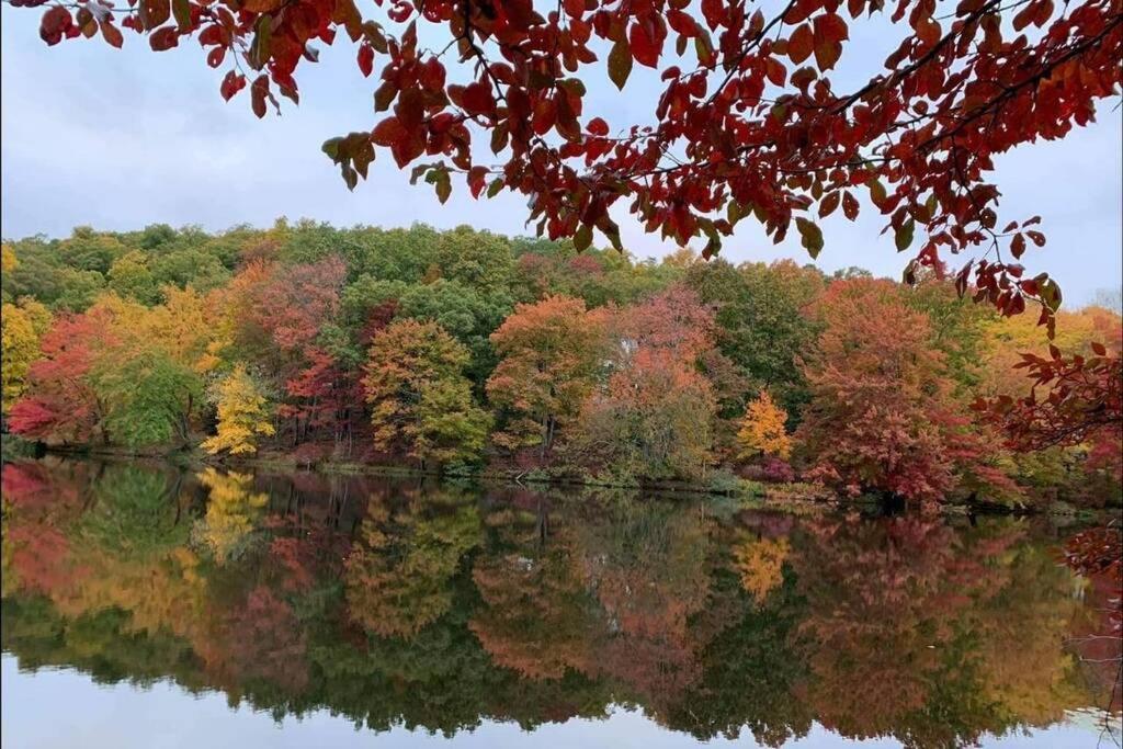 *Amenity-Filled Waterfront Oasis @Saw Creek Estates Near Waterfalls And Hiking* East Stroudsburg Exterior photo