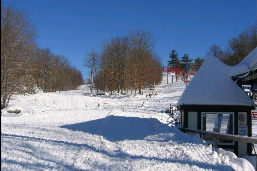 *Amenity-Filled Waterfront Oasis @Saw Creek Estates Near Waterfalls And Hiking* East Stroudsburg Exterior photo